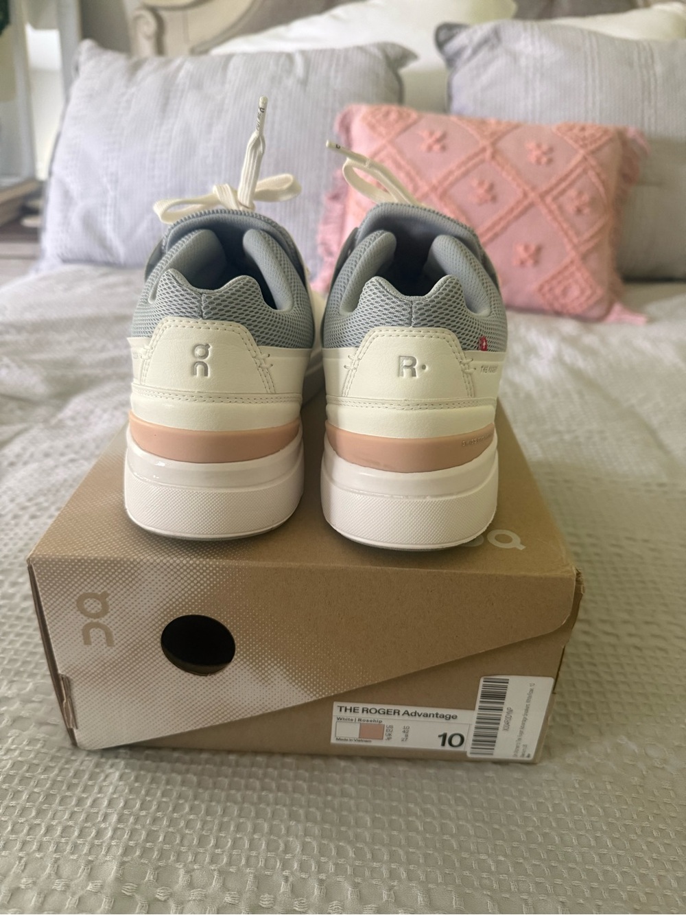 On Running The Roger Advantage Women's Sneakers in Gray and Pink